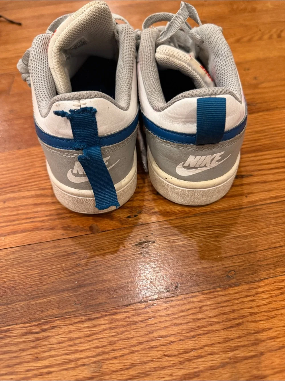 size 4.5 Nike Kids Low-Top Sneakers in White, Light Gray & Blue use good con